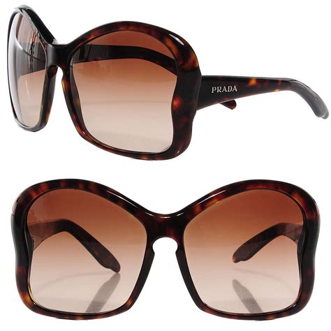 Butterfly Frame Sunglasses .